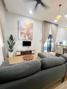 Телевизор и/или развлекательный центр в Seroja homestay besut nearest pulau perhentian