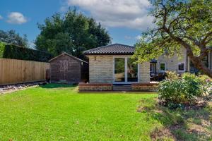 a home with a yard with a fence at Pass the Keys Charming and Central Garden Studio Flat Free Parking in Cambridge