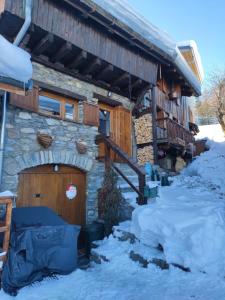 ein Blockhaus im Schnee mit Garage in der Unterkunft Chalet la Grange hiver Courchevel Village 1550m in Courchevel