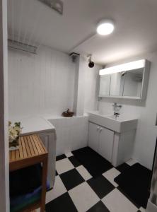 Kuchyň nebo kuchyňský kout v ubytování Chalet la Grange hiver Courchevel Village 1550m + 22 fotografií