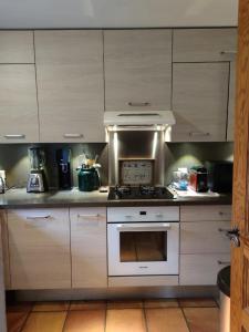 Kuchyň nebo kuchyňský kout v ubytování Chalet la Grange hiver Courchevel Village 1550m