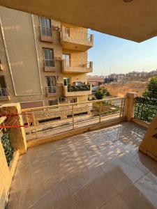New cairoにあるFifth Settlement Guest Roomsのバルコニーから見た建物の眺め