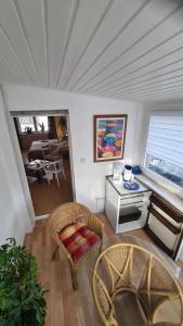 a living room with a table and chairs and a piano at Appel in Vielbach