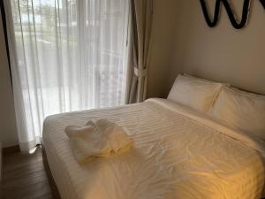 Giường trong phòng chung tại Laguna Skypark, 2 bedrooms & large terrace with golf view +55 ảnh