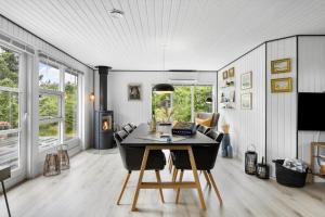 ÅlbækにあるTV1615-Albaek-Lyngstien-17のテーブルと椅子のあるダイニングルーム