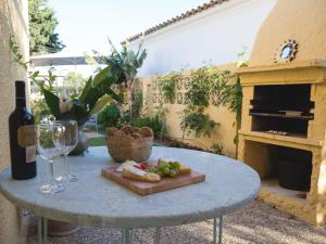 una mesa con un plato de comida y una botella de vino en Charming country house Torremolinos, en Torremolinos