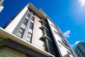 セブシティにあるAuberge Dormittelleの青い空を背景にした高い建物