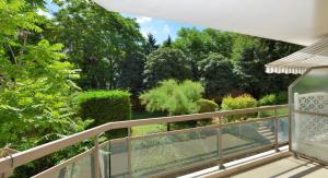 a balcony with a view of a garden at Appart' Rachais in Lyon