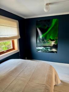 Un dormitorio con una cama y un cuadro en la pared. en Sophiehuset- Cozy oceanview home, en Sørvågen 43 fotos más