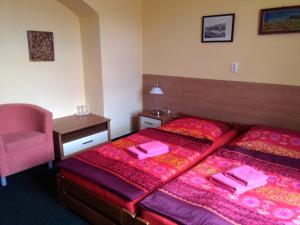 Postel nebo postele na pokoji v ubytování Guest House U Zámku