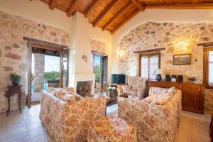 Χώρος καθιστικού στο Villa Arion by Villa Plus