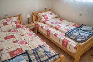 deux lits côte à côte dans une pièce dans l'établissement Apartment M, à Žabljak
