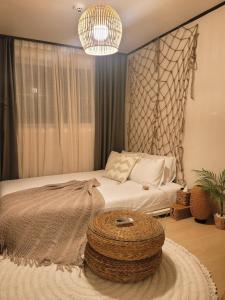 Katil atau katil-katil dalam bilik di Piristay Accommodation boasting a healing space in the city center and a unique feeling of vacation spot +67 gambar