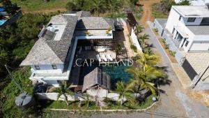Una vista aérea de una casa con piscina. en Elegant Villa Emeraude, splendid pool, en Grand Baie