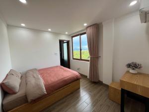Bien HoにあるPleiku Adventures Homestayのベッドと窓のある寝室 +7枚の写真