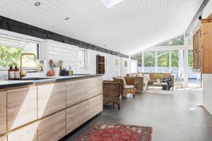 eine Küche mit Spüle und ein Wohnzimmer in der Unterkunft TV1529 Jerup - Blåbærvej 3 in Jerup