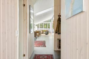 ein Flur mit Teppichen auf dem Boden eines Hauses in der Unterkunft TV1529 Jerup - Blåbærvej 3 in Jerup