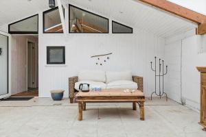 ein Wohnzimmer mit einer Couch und einem Couchtisch in der Unterkunft TV1529 Jerup - Blåbærvej 3 in Jerup + 22 Fotos