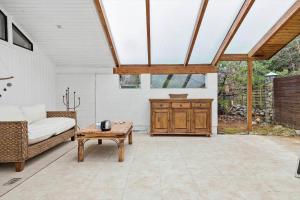 ein Wohnzimmer mit Sofa und Tisch in der Unterkunft TV1529 Jerup - Blåbærvej 3 in Jerup