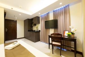 セブシティにあるAuberge Dormittelleのリビングルーム(ダイニングルームテーブル付)、キッチン
