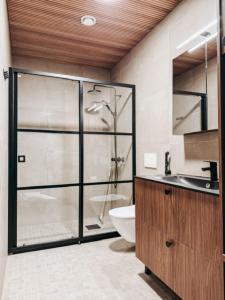 a bathroom with a glass shower and a toilet at Neliapila's two-room apartment in Kokkola
