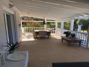 En balkon eller terrasse på Villa in Sisi near Beach & Olive Groves