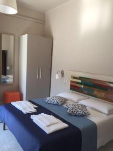 Un pat sau paturi într-o cameră la Hostal Al Porto