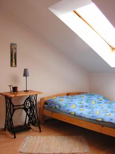sypialnia z łóżkiem i stołem z lampą w obiekcie Apartament Paula w Ustce