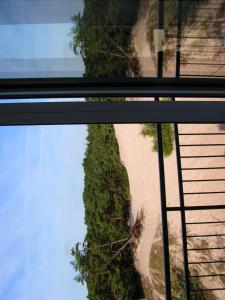 ウストカにあるApartament Paulaの窓越しに海岸の空の景色を望む