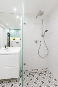Kúpeľňa v ubytovaní Cheerful Air Conditioned Apartment with mezzanine and Parking - Old Town