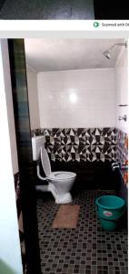 La salle de bains est pourvue de toilettes et de carrelage noir et blanc. dans l'établissement Village View Gokarna, à Gokarna 9 autres photos