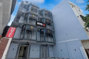 Un edificio de apartamentos con un cartel con la palabra "oo" en SPOT ON Angle Paradise, en Jaipur
