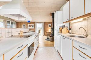 Η κουζίνα ή μικρή κουζίνα στο TV1560-Bindslev-Svallerhulvej-32 +14 φωτογραφίες