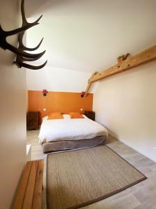 Saint-SulpiceにあるDomaine du Hallierのベッドルーム1室(ベッド1台、大きなラグ付)