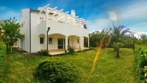 Сад в Ratac Eco Guest House
