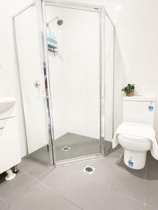 un baño con ducha y WC en Fortuna Laguna Coastal Studio Free Parking All INC, en Woonona 40 fotos más