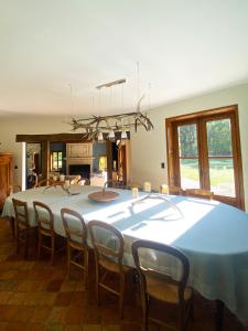 Saint-SulpiceにあるDomaine du Hallierのダイニングルーム(大きなテーブル、椅子付)