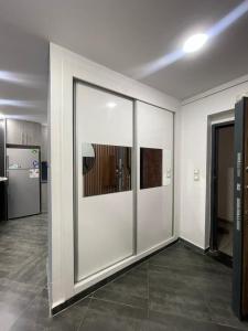 une chambre avec une grande porte en verre dans un bâtiment dans l'établissement Appartement la province, à Birmandreis