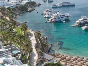 uma vista aérea de um porto com barcos na água em Mykonos Blu, A Grecotel Resort to Live em Psarou