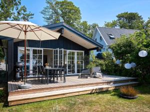 Κήπος έξω από το Beautiful Holiday Home, From 2021, With A Lovely Seaview