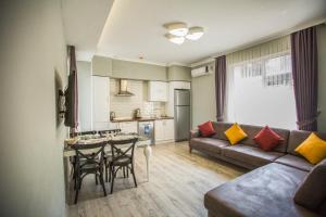 ein Wohnzimmer mit Sofa und Tisch in der Unterkunft Doa Suite Hotel in Trabzon