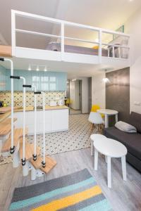 Kuchyňa alebo kuchynka v ubytovaní Cheerful Air Conditioned Apartment with mezzanine and Parking - Old Town