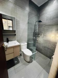 Koupelna v ubytování Vcube Residence - 2BR Apt Near Davao International Airport