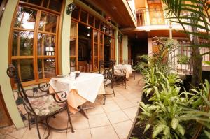 ein Restaurant mit einem Tisch und Stühlen auf einer Terrasse in der Unterkunft Hotel Cafe in Jinotega