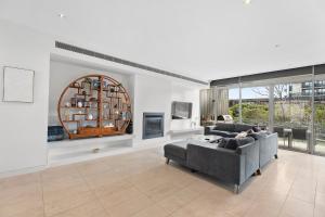 un soggiorno con un divano e un tavolo di Aerie Stays NewQuay Collection a Melbourne
