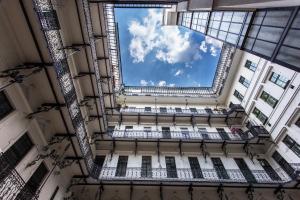 une vue de tête d'un bâtiment avec un ciel bleu dans l'établissement CCC Apartments, à Budapest