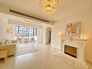 ein Wohnzimmer mit einem Kamin und einem Kronleuchter in der Unterkunft SmileNest Downtown 3 Beds for 6-10 Guests Attraction Ticket Service to Mountain Ideal for Families Group Stays in Zhangjiajie