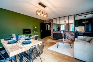 Μια τηλεόραση ή/και κέντρο ψυχαγωγίας στο L'Industriel - Proche Hôpital - Parking - Balcon