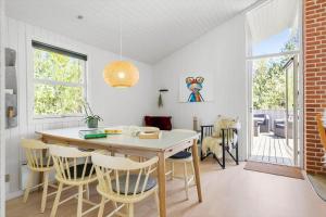 JerupにあるTV1446-Jerup-Bugten-30のテーブルと椅子のあるダイニングルーム