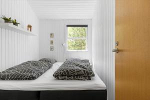 JerupにあるTV1446-Jerup-Bugten-30のベッドルーム1室(枕付きのベッド1台、窓付)